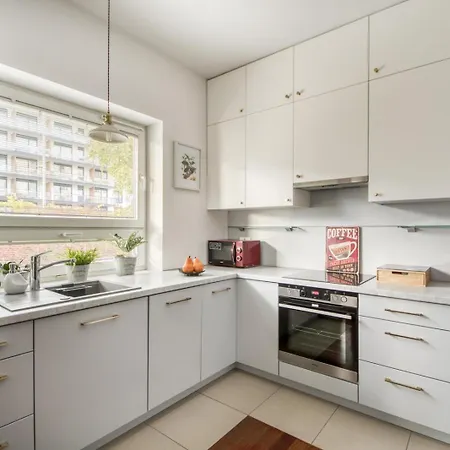 Appartement M&r Airport&business Marina Mokotow - 4 People - Parking - Fast Wifi - Netflix - Self Check-in - Terrace - Guarded Estate - Gramophone - 6 Min From Chopin Airport *