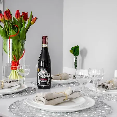 M&r Airport&business Marina Mokotow - 4 People - Parking - Fast Wifi - Netflix - Self Check-in - Terrace - Guarded Estate - Gramophone - 6 Min From Chopin Airport Varsovie