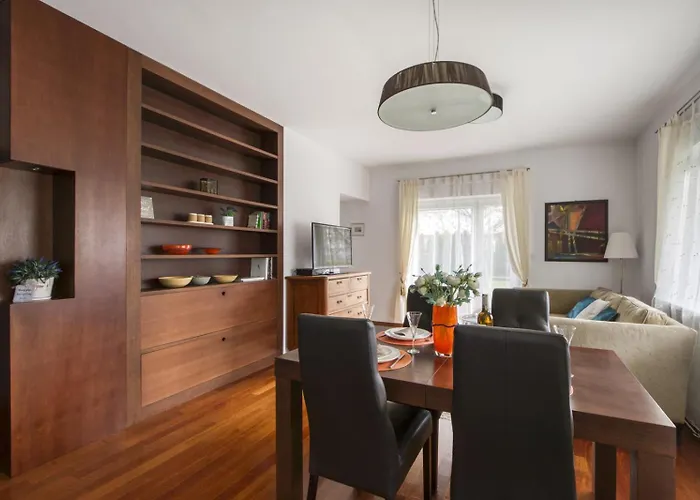 M&r Apartament: Airport-adjacent Business With Terrace Apartment