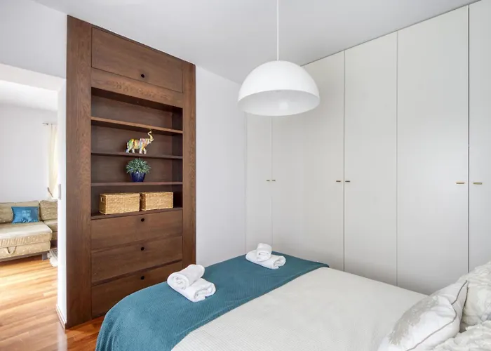 M&r Apartament: Airport-adjacent Business With Terrace Apartment