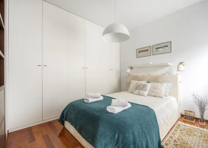 M&r Apartament: Airport-adjacent Business With Terrace